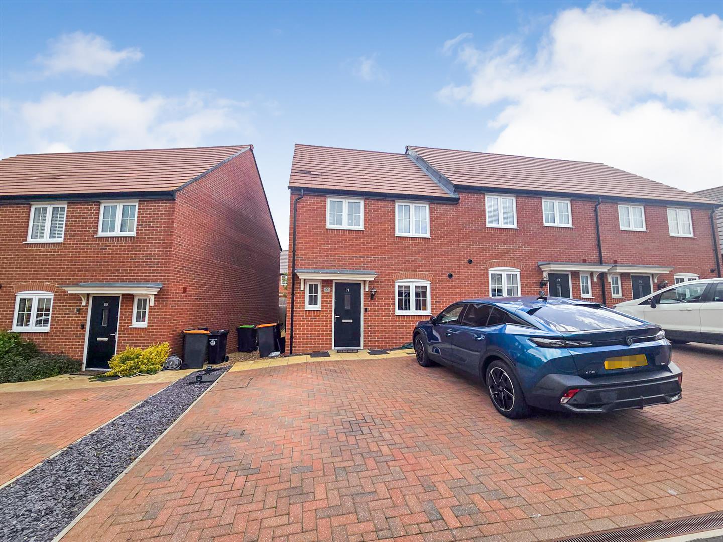 3 bed property in Dragonfly Crescent, Bedford